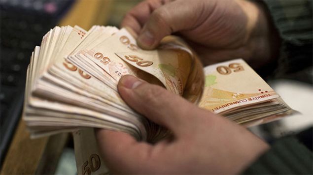   Normal emeklikten 2 sene sonra emekli olman�n avantaj�na de�inen Nacar, �Y�ksek maa� alman�n �ok �e�itli form�lleri var. Bunlar� bilmek laz�m, vatanda� bilmiyor. T�rk toplumu olarak emeklilik zaman�m�z geldi�inde emekliye ayr�lmay�z. Torun okuyor, �ocuk �niversiteye gidecek, paraya ihtiyac�m var derken 2-3 sene sonra emekli oluyoruz. Asl�nda sizin maa��n�z� y�zde 5 art�rma hakk�n�z var. Emeklilikten sonra her y�l y�zde 5 art� maa��n�za yans�r. 5 y�l sonra emekli oldu�unda 250 TL art� kazan�rs�n� dedi.  