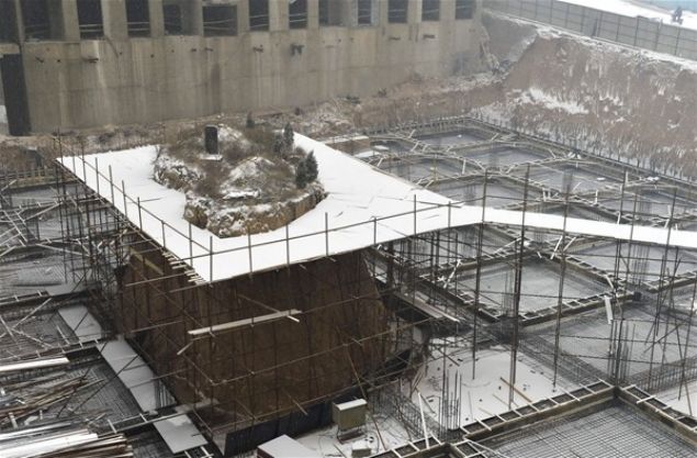    Zhinzyu, 4 tabutun kemikleriyle beraber ba�ka bir mezarl��a ta��nmas� konusunda anla�t�. Firma inat�� �inliye mezar ba��na 128 dolar �deyecek.  