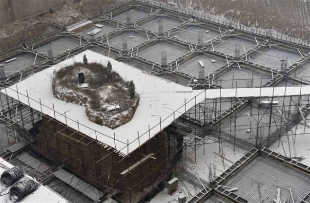    Bunun �zerine �inli firma, mezar�n o b�l�m� kare �eklinde kapatarak yoluna devam etti.Mezarl���n tamamen kapana��na g�ren aile �irketle tekrar masaya oturdu.  