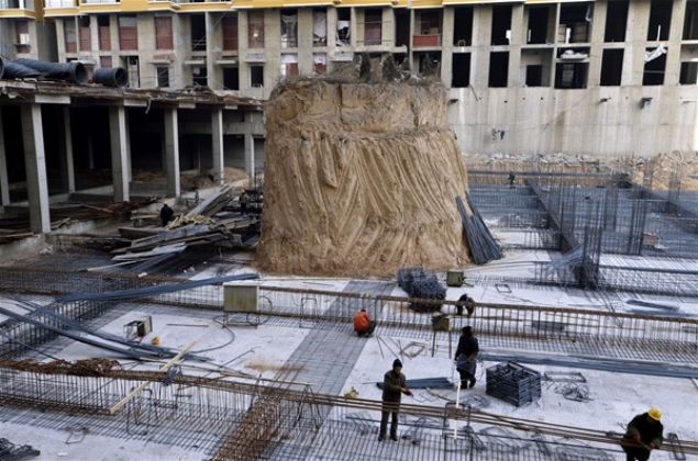    �in'in Shanxi Eyaleti �ne ba�l� Taiyuan �da, 10 metre y�ksekli�inde ve 10 metrekare b�y�kl���ndeki bir mezar, y�k�lamad��� i�in yap�lan in�aat�n ortas�nda kald�.    