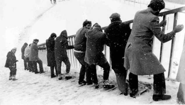    Meteoroloji haritasnda ki dikkat eken nemli bilgi ise 6 Aralk aramba gn stanbul'un dou blgelerinde karla kark yamur beklenmesi. Gelecek hafta aramba gn hava scaklnn stanbul'da, 7 ila 10 derece arasnda olmas bekleniyor. Uzmanlar, stanbul'daki vatandalarn ve srclerin 6 Aralk aramba gn karla kark yamur nedeniyle dikkat etmesi uyarsnda bulundu.   