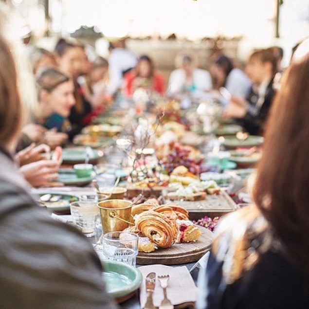 Yere d��eni yemek<br><br>      �Birinizin lokmas� d��t��� zaman onu yerden als�n, bula�an k�sm�n� silip yesin. �eytana b�rakmas�n.� (M�slim, Tirmizi)  