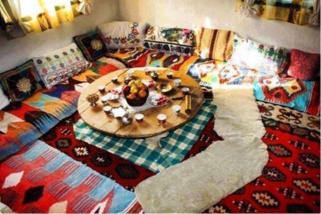 Kalade�ye (ra):   �Peki, ne �zerinde yemek yerdi.� diye sordular:   �Sofra �zerinde yerdi.� diye cevap verdi. (Buhari) 