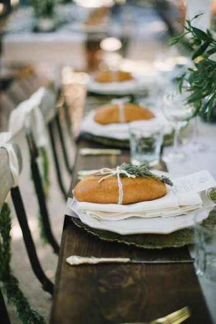 Ortas�ndan yememek<br><br>    �Bereket yeme�in ortas�na iner dolay�s�yla siz yeme�i ortas�ndan de�il kenarlar�ndan yiyin.� (Ebu Davud)  