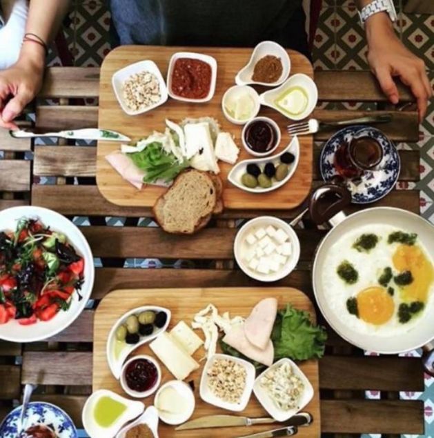 Yeme�e otururken yerle�memek<br><br>    �Bana gelince ben, katiyen iyice yerle�ip oturarak yemek yemem.� (Buhari) 