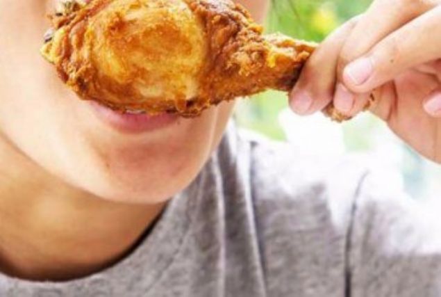 Eti di�leriyle �s�rarak yemek<br><br>    �Eti di�lerinizle �s�ra �s�ra yiyiniz. ��nk� bu �ekil yemek daha lezzetli ve daha ho�tur.� (�bn Mace, Ebu Davud)  