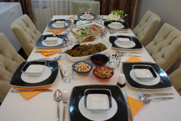 Yeme�e kusur bulmamak  Ebu Hureyre (ra): <br><br>    �Peygamber Efendimiz (asm) hi�bir yeme�e kusur bulmazd�, can� �ekerse yerdi, �ekmezse b�rak�rd�.� (Buhari, M�slim, Ebu Davud, Tirmizi) 