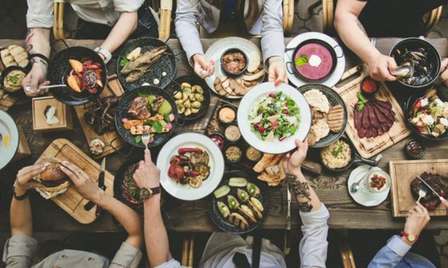 Yemek yerken fazla vakit kaybetmemek<br><br>    �Ben bir yere dayanarak rahat bir �ekilde yemek yemem. Yani yemek i�in fazla zaman ay�r�p vaktimi orada ge�irmem.� (Ebu Davud, Darimi) 