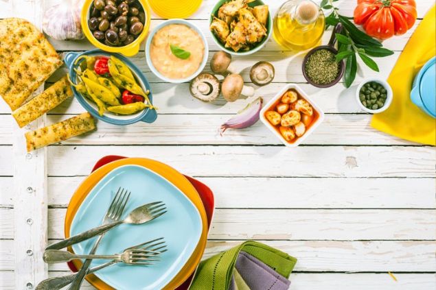 Yiyece�in i�ine sinek d��erse...<br><br>    �Birinizin taba��na sinek d��erse onu i�ine bat�r�n. ��nk� kanatlar�n�n birinde hastal�k, �b�r�nde �ifa vard�r. O, kendisinde hastal�k bulunun kanad�n� �ne s�rerek kendisini korur. Bu nedenle tamam�n� bat�r�n.� (Buhari, Ebu Davud) 