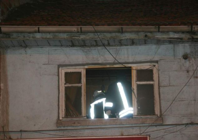 Talihsiz adamn ev sahibi Gzelta ise cesedin polislerin bulduunu kaydederek, Ben savcla mracaat ettim sonra polisler geldiler, atlar kapy ieri girince cesedi bulduk. 3 aydan beridir kendisini grmyorduk zaten bulamyorduk. Ne kadar sre nce lm bilmiyoruz. Alt kattaki kiracm da bana tavandan kurtlar dyor diye syledi, ben grmedim diye konutu.     Altuntan cesedi glkle karld evden konulduu cenaze arac ile otopsi yaplmak zere Afyonkarahisar Devlet Hastanesi morguna kaldrld. Altuntan ne zaman ve nasl ld ise otopsi sonucunda ortaya kacakken, olayla ilgili ayrca polis tarafndan da tahkikat balatld bildirildi. 