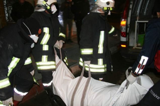 Bunun zerine Gzelta da Cumhuriyet Savclna giderek yardm istedi. hbar zerine harekete geen polis ekipleri eve girdiklerinde korkun manzara ile karlarken, Altuntan ldn belirlediler. Evinde kaplarn dar olmasndan dolay cesedi karamayan polis ekipleri, durumu itfaiyeye bildirerek yardm istediler. Eve gelen ekipler nce cesedi pencereden karmak istedi daha sonra verdikleri kararla evdeki birka kapy kararak, cesedi merdivenlerden indirdi. Ceset torbas ile cenaze aracna konulan cesedin sokaa karldnda evresine ok kt bir koku yaymas dikkatlerden kamad. 