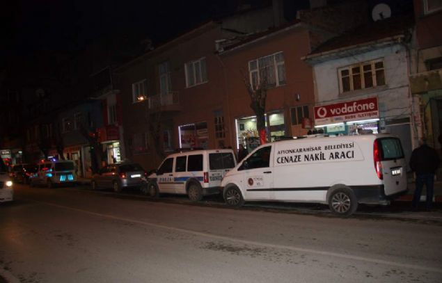 Buraya benim kurt dmeye balad. Benim de dikkatimi ekti bu kurt nereden geliyor diye. Sonra bir temizlik yaptm, amar suyu, ila falan attm. Sonra dikkat ettim 1-2 daha dmeye balad, tavandan dnce ev sahibine dedim ki, herhalde bu adam ld 2-3 aydr grmyorum bu adam. Karakola bir git haber ver dedim. Ondan sonra karakola gitti o arkada. Sonra polisler gelip buldu. 