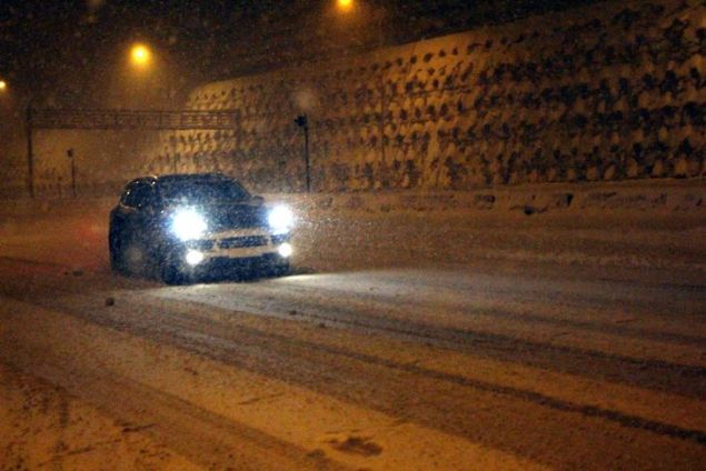  Ankara y�n�ne giden ara�lar Kayna�l� Gi�elerinden D-100�e y�nlendirildi. Yakla��k 15 dakika kapal� kalan yol, TIR�lar�n kald�r�lmas�yla yeniden a��ld�. 