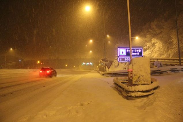  Meteorolojinin g�nler �ncesinden belirtti�i kar ya���� �stanbul'da d�n ak�am saatlerinde d��t�. �zellikle �ehrin kuzey ve y�ksek kesimlerinde kar ya���� etkili oldu. K�sa s�re ya�an kar ya���� nedeniyle Kuzey Marmara Oto Yolu Giri�i bir anda beyaza b�r�nd�. Daha sonra ya�an ya�murla birlikte az miktardaki kar eridi. Ba�ak�ehir Kaya�ehir'de de gece saatlerinde kar ya���� ba�larken, �ekmek�y, Ta�delen Mahallesi'nde ara�lar�n �zerinde yakla��k iki santimetre kal�nl���nda kar olu�tu. Baz� vatanda�lar ara�lar�n temizledi. 