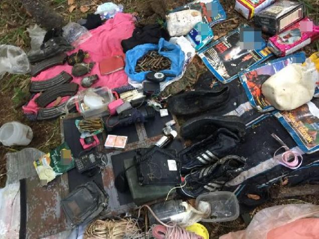 Tonya'ya 20 kilometre uzakl�ktaki Erikbeli Yaylas�'ndaki k�rsal alanda d�n �evresi a�a� dallar�yla kamufle edilen s���nak fark edildi. PKK ter�r �rg�t� mensuplar�na ait oldu�u tespit edilen s���nakta yap�lan aramalarda 3 kilogram plastik patlay�c�, 4 uzaktan kumanda ve elektrikli f�nye, �ok say�da t�fek ile t�fek mermisi, 4 el bombas�, g�ne� paneli, 2 telsiz ve �ok miktarda ya�am malzemesi ele ge�irildi. 