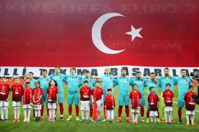                                                                 T�RK�YE HANG� K�MEDE OLACAK?  <br><br>  T�rkiye, UEFA Uluslar Ligi'nde ikinci seviye olan B K�mesi'nde yer al�yor.  <br>  Bu k�mede T�rkiye'den ba�ka Avusturya, Galler, Rusya, Slovakya, �sve�, Ukrayna, �rlanda, Bosna Hersek, Kuzey �rlanda, Danimarka ve �ekya bulunuyor.                                                         
