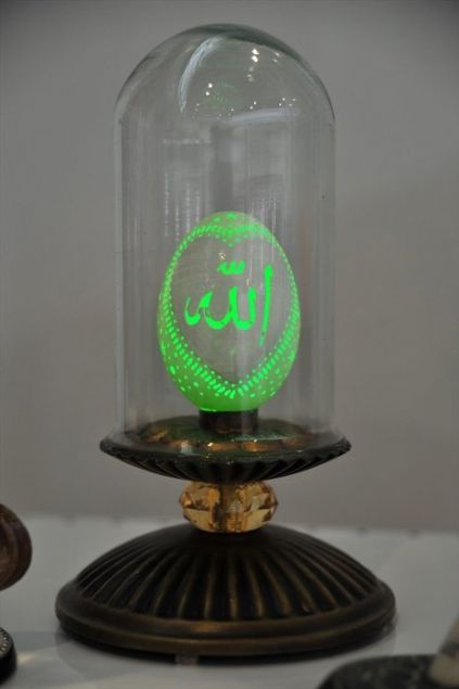  Hint b�lb�l�, kanarya, muhabbet ku�u, b�ld�rc�n, keklik, g�vercin, s�l�n, karabatak, deve ku�u, kaz, tavus ku�u, hindi, �rdek ve tavuk gibi kanatl�lara ait yumurtalar�n kabuklar�na nak�� i�liyorum. Bug�ne kadar binlerce yumurta kabu�u i�ledim.'  