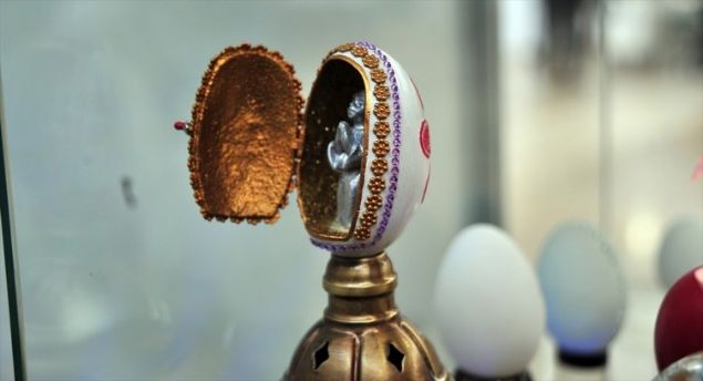   Yumurtalar� 1-30 g�n i�ledi�ini belirten Hayran, tanesi 50 kuru� olan tavuk yumurtas�n� i�ledikten sonra 100-200 liraya satt���n�, baz� eserlerinin fiyat�n�n ise 3 bin liraya kadar ��kt���n� s�zlerine ekledi. 