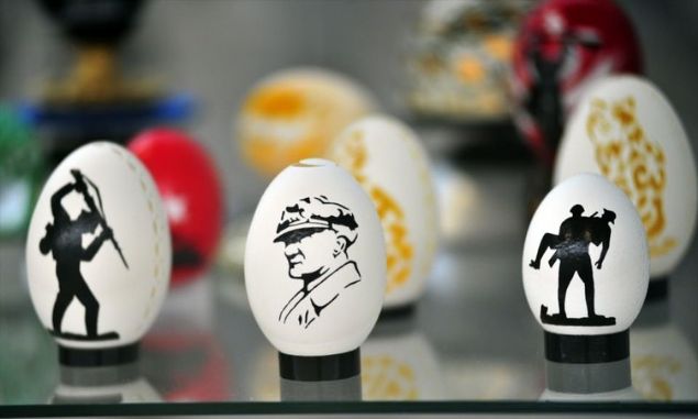  26 y�l oldu �imdi �ok mutluyum. K�r�lgan ve hassas olan yumurtalar� sab�rla i�leyerek hayat vermeye �al���yorum. T�rkiye'de mevcut olan her �e�it yumurtan�n kabu�unda �al��abiliyorum.  