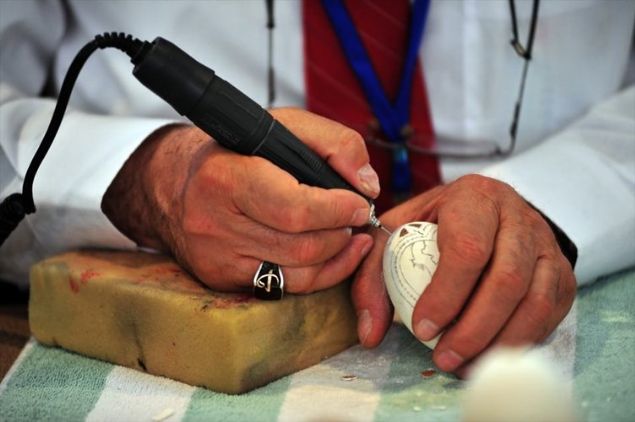  Hayran, 32 ya��ndayken bir apartman�n d�rd�nc� kat�nda bulunan konutta �al��ma yapt��� s�rada, uzun bir demir boruyu d��ar�ya do�ru sark�tt�klar� anda binan�n �n�ndeki 34 bin volt elektrik ge�en y�ksek gerilim hatt�nda ak�ma kap�ld�.  