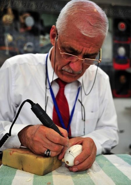  Ge�irdi�i i� kazas� �ncesi marangozlu�un yan� s�ra a�a� kakma ve naht sanat� ile de ilgilenen Hayran, 3 y�l yata�a ba��ml� ya�ad� ve �ok sevdi�i a�a� i�lerinden uzak kald�.  