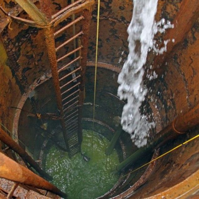 Ve 27 metreye gelindiinde en garip eyi kefederler: zerinde garip bir yaznn bulunduu bir ta. Ta karrlar ama kuyuya oluk oluk su dolunca almalar yine yarm kalr. 