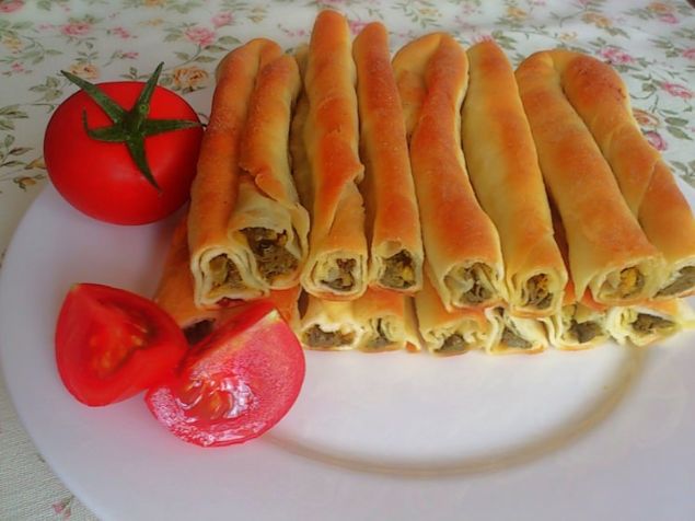 Hamur en ince haline gelene kadar bu ama ilemi devam etmelidir.     Yeteri kadar alan hamurun iine har konularak rulo eklinde sarlr.   