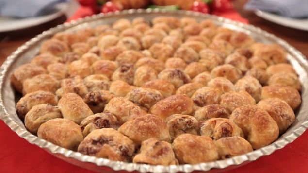 Sarlan hamur frn tepsisine konur, bu ilem tm hamur bitene kadar devam ettirilir.    Ama ilemi bittikten sonra brek 200 derecede st kzarana kadar piirilir.  Afiyet olsun...  