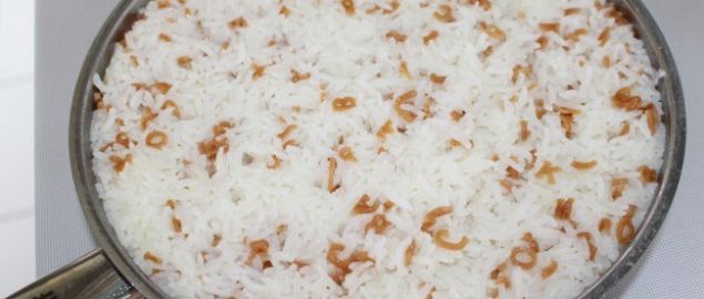 Pilavda bulunan su ve dier maddeler de bakterinin gelimesine uygun ortam salyor.      