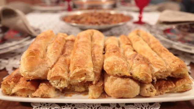 Bir masaya geni bir rt rtlr ve hamurdan paralar koparlr. Bu paralarn eit byklkte olmas gerekir. Koparlan paralar rtnn zerinde oklava yardm ile alr.      