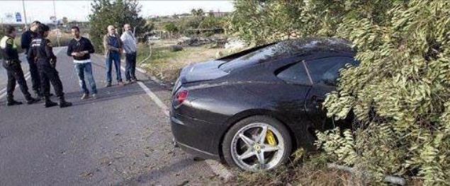  Portekizli defans oyuncusu Ricardo Costa, Ferrari 599'unun kontroln kaybederek ar bir kaza geirmiti.     