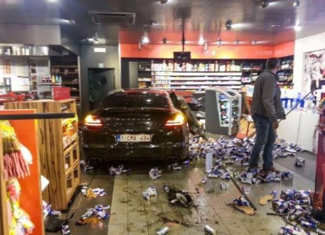  Belikal futbolcu Jonathan Legear, Porsche'unun freni yerine gaza basnca kendini benzin istasyonunun marketinde buldu.     