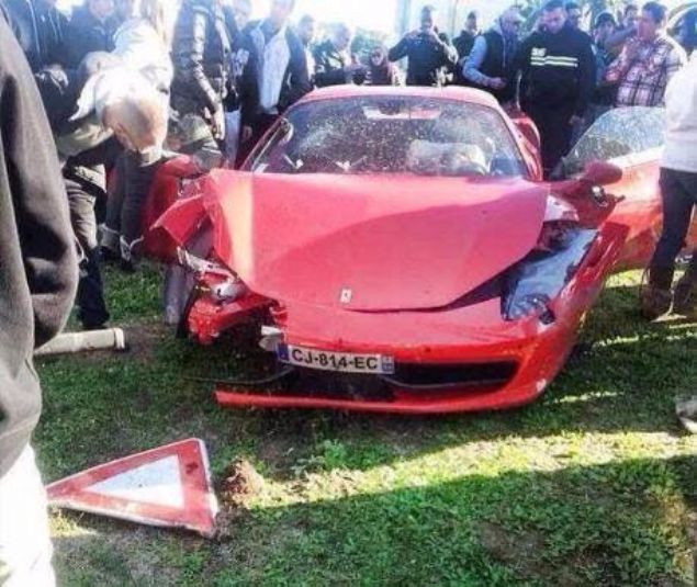  Milan oyuncusu M'Baye Niang bir trafik kazasna karnca otomobili bu hale gelmiti.     