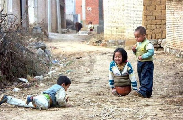  Uzun sre evden kamayan Qian, basketbol topu ve tahta tutacaklarla darya kmay balad.      