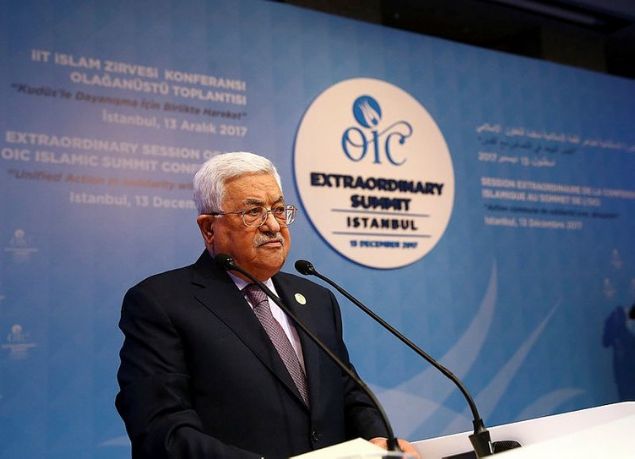  Filistin Devlet Ba�kan� Mahmud Abbas, �slam ��birli�i Te�kilat� (��T) Ola�an�st� Zirvesi'nde �nemli a��klamalarda bulundu. �srail'e buradan meydan okuyorum diyen Abbas, 'Bana s�n�rlar�n� g�stersin, s�n�rlar� olmayan bir �lke uluslararas� hukuk ba�lam�nda tan�nmaz.' dedi.<br><br>    Mahmud Abbas'�n konu�mas�ndan sat�rba�lar�:<br><br>    100 y�ll�k bir s�re, �ngiltere B�y�k Britanya Siyonist harekete b�yle bir s�z verdi. 1917 y�l�nda �ngiltere Ortado�u'da varl�k g�stermiyordu ve bu �lkelerde �stlendi�i bir sorumlulukta yoktu. Ancak buna ra�men, �ngiltere Filistin topra��n�, kendine ait bir topra�� Siyonist harekete kurban etti. Bunu bilmeyenler �unu da bilsinler ki, onun ana partneri ABD idi. ABD, t�m bu anla�malar� ve bu eylemleri ad�m ad�m takip etmekteydi. B�ylelikle BM nezdinde de bu s�z�n ger�ekle�mesi i�in her t�rl� deste�i verdi. 
