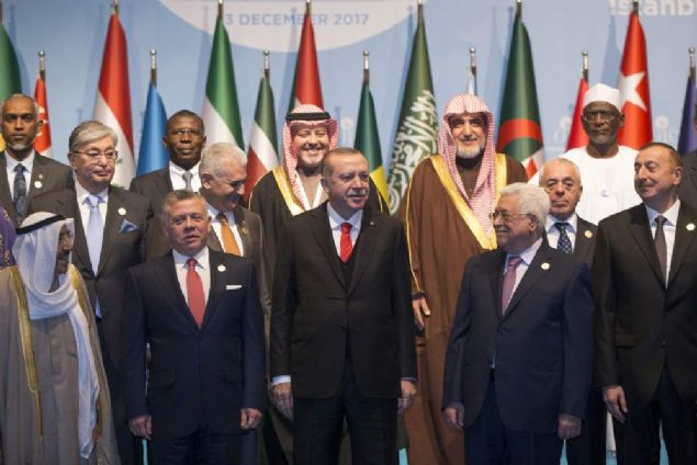          Hen�z Filistin devletini tan�mam�� olan �lkelerin art�k bu �nemli ad�m� atmalar�, b�lgede akl� selimi ve adaleti ayakta tutacak bir dengenin sa�lanabilmesi a��s�ndan �artt�r. �slam �lkeleri olarak Filistin devletinin diplomatik sahada tam temsili konusunda daha g��l� bir irade ortaya koymal�y�z. Bug�n buradan bunun ��kmas� gerekmektedir.     