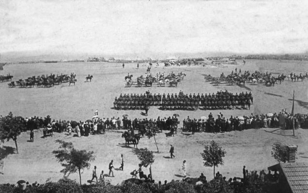 kinci Merutiyet'in ilan, ili'deki Abide-i Hrriyet Tepesi'nde cokulu bir kalabaln katlm ile kutland.yd-i Milli kutlamalar, bu yldan itibaren her yl 23 Temmuz'da kutlanlmak zere resmi bayram ilan edildi. - 1909     