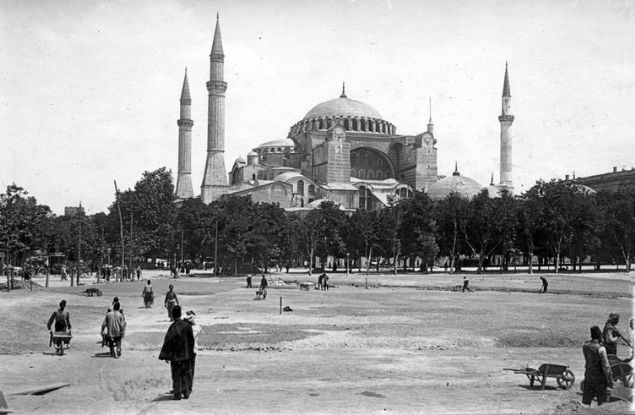 Sultanahmet Park'nda yapm almalar devam ediyor. Ayasofya Mzesi arkada. / 1920     