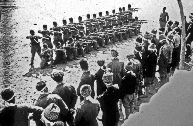 Muhsin Erturul tarafndan 1923 ylnda Halide Edip Advar'n ayn adl romanndan beyaz perdeye aktarlan Ateten Gmlek filminden bir sahne.     