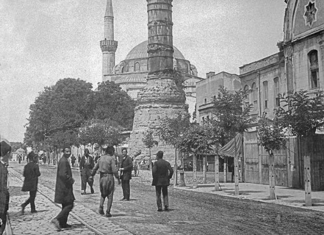 stanbul emberlita semti. Tarihi emberlita Stunu ve Atik Valide Camii (Fotoraf - Abdullah Biraderler) / 1905     