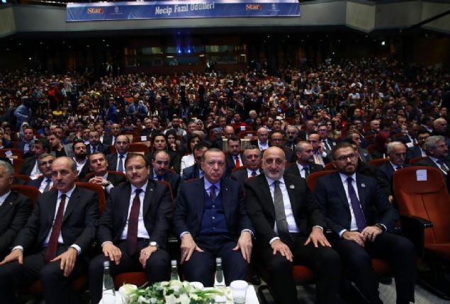   Gen�lik sadece ya� i�i de�ildir ruh i�idir     Devlerin k�vran���na c�celerin ��rp�n���na ald�rmadan tarihin en b�y�k iman devini aya�a kald�rmak i�in gecemizi g�nd�z�m�ze kat�yoruz    Biz sadece ve sadece Allah'�n ne dedi�ine milletimizin ne dedi�ine bakt�k. T�rk milleti olarak daha d�nyaya son s�z�m�z� s�ylemedik. Dibe �ak�lan ba�kalar� biz �u an tavan yap�yoruz    