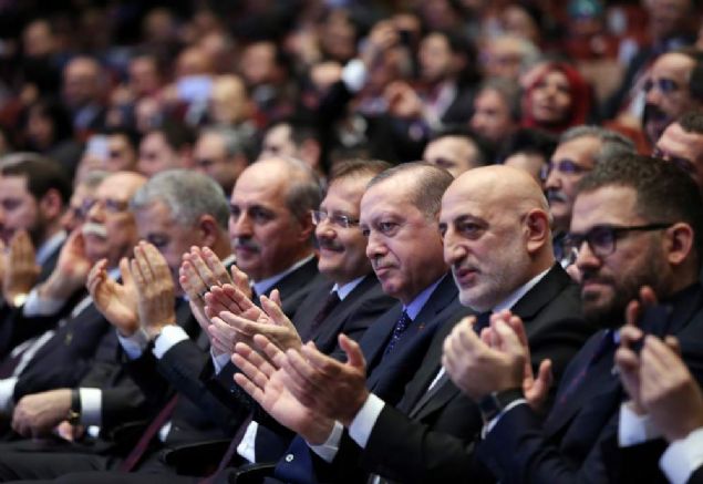   Bug�n bizim kar��m�za dikilen baz� sald�rganlar var ya o zaman onlar�n kar��s�nda kalemiyle duran yegane isim Necip Faz�l K�sak�rek'ti  Biz dik durmay� ondan ��rendik     Bir ifadesi var ki hi� unutmuyorum 'Siz burada hanc� bende bu davada yolcu olduk�a buraya �ok u�rar�m'    