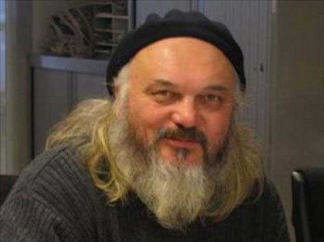                                                                 T�rk'�n g�zel y�z�n�, kuvvetli endam�n�, p�r�lt�l� kost�m�n�, zarif tav�rlar�n�, kibar g�l���n�, aslanca k�kreyi�ini f�r�ayla g�stermek m�mk�nd�r. fakat pek g�� olan, t�rk�n �z�n� g�stermektir. bu �z, ay����� gibi g�r�l�r fakat g�sterilemez. Decamps (Frans�z ressam)                                                             