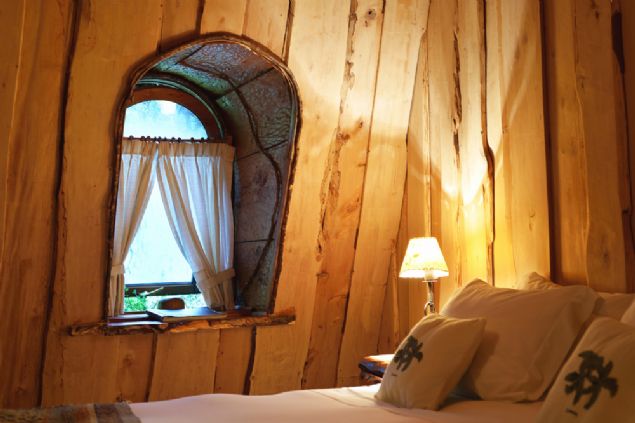 Otelin yap�s� ah�aptan ve kayadan yap�lm�� olsa da, dokuz odadan her biri t�m modern olanaklara ve b�y�k pencerelere sahip. Dolay�s�yla konuklara b�y�leyici manzaran�n tad�n� ��karmak kal�yor.   