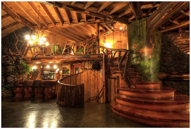 Otel, vah�i do�ayla �evrili �zel Huilo-Huilo Do�al Koruma B�lgesi'nde bulunmaktad�r. Bu b�y�l� otel, Patagonia'n�n vah�i k��elerinden birinde, Santiago'nun 800 km g�neyinde, �ili'nin bir �ehri olan Valdivia'da yer almaktad�r.   