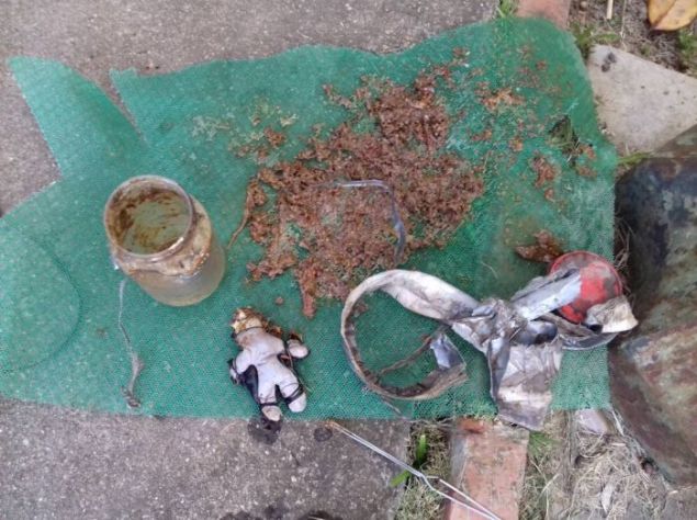 Voodoo b�y�s�ne maruz kalm�� kimselerde nevroza ba�l� olarak �izofrenik halisinasyonlar ba� g�steriyor. Bir s�re sonra ger�eklik alg�lar� de�i�erek i� d�nyalar�nda korkun� hayaller g�rmeye ba�l�yorlar. Ayr�ca bu ki�iler olduk�a stresli bir hale gelerek kendi sorunlar�n� ��zemez hale geliyorlar. Bu s�re� ger�ekten insan�n tahamm�l edemeyece�i bir s�re�tir.   