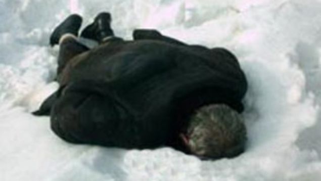 Denizli'nin Sarayk�y il�esine ba�l� T�rkaz k�y�nde 40 y�l �nce Milli Piyango biletine b�y�k ikramiye ��kan Mehmet Sar�o�lu'nun �yk�s� de farkl� de�il. Bir anda zengin olunca �a�k�na d�nen Sar�o�lu, �nce k�y�nde bir ev yapt�. Zamanla di�er talihlilerin hatalar�n� tekrarlay�nca bak�ma muhta� hale geldi. Devletten ald��� ya�l�l�k maa��yla ge�imini s�rd�r�rken evi yand�. K�yl�ler aralar�nda toplad�klar� paralarla evi tamir ettirdi. Kimsesi olmayan ve hi� evlenmeyen Sar�o�lu, donarak hayat�n� kaybetti.    