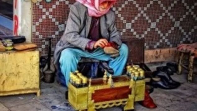 �stanbul Ca�alo�lu'nda 35 y�ld�r ayakkab� boyac�l��� yapan Mustafa Savgan, paran�n mutluluk getirmedi�i 'piyango tiryakileri'nden biri. Hem �ks�z hem yetim b�y�yen Savgan'�n hikayesi ilgin�. 1978'de Adana'dan �obanl�k yaparken �ehrin plakas�ndan esinlenerek �zerinde 7 tane 0 olan piyango bileti al�r. �ekili�te 10 bin lira kazan�r. Parayla 2 ev al�r. Bir yandan da �ans oyunlar�na devam eder. E�lence hayat�na kendini kapt�r�nca var�n� yo�unu kaybeder. Yine de vazge�mez. Savgan, h�l� ayakkab� boyac�s�...    