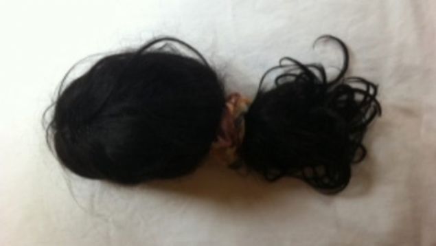 Erzurumlu Ahmet Bayram, uzun s�redir i�sizdi. �stelik 9 �ocuk babas�yd�. O da �midini b�y�k ikramiyeye ba�lam��t�. 2005'te �eyrek biletine 1 milyon 250 bin TL ��kt�. �lk i� olarak peruk alan Bayram, �stanbul'a yerle�tikten sonra e�ini de bo�ad�. Kendisini e�lenceye veren Bayram, bir s�re sonra gece kul�b�nde tan��t��� kad�nla evlendi. Bu izdiva�, sonun ba�lang�c�yd�. Borca batt�, kar�s�n�n gayrimenkulleri satmay� reddetmesi �zerine bunal�ma girerek can�na k�yd�.    