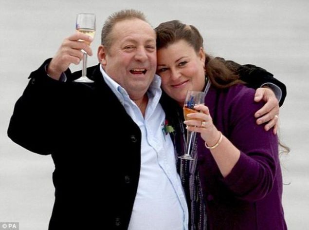 75 milyon dolar kazanan Les ve Samantha Scadding �ifti ise l�ks hayat�n i�inde birbirlerinden uzakla�t��� i�in ayr�ld�.    